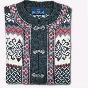 BRAND NEW Nordstrikk sweater XS (like M or L)